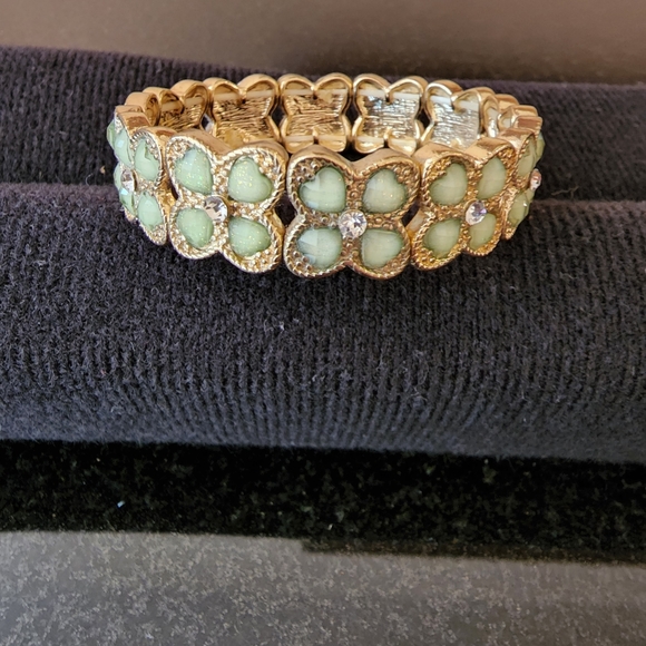 Green Clover Bracelet and Earring set - Picture 2 of 3